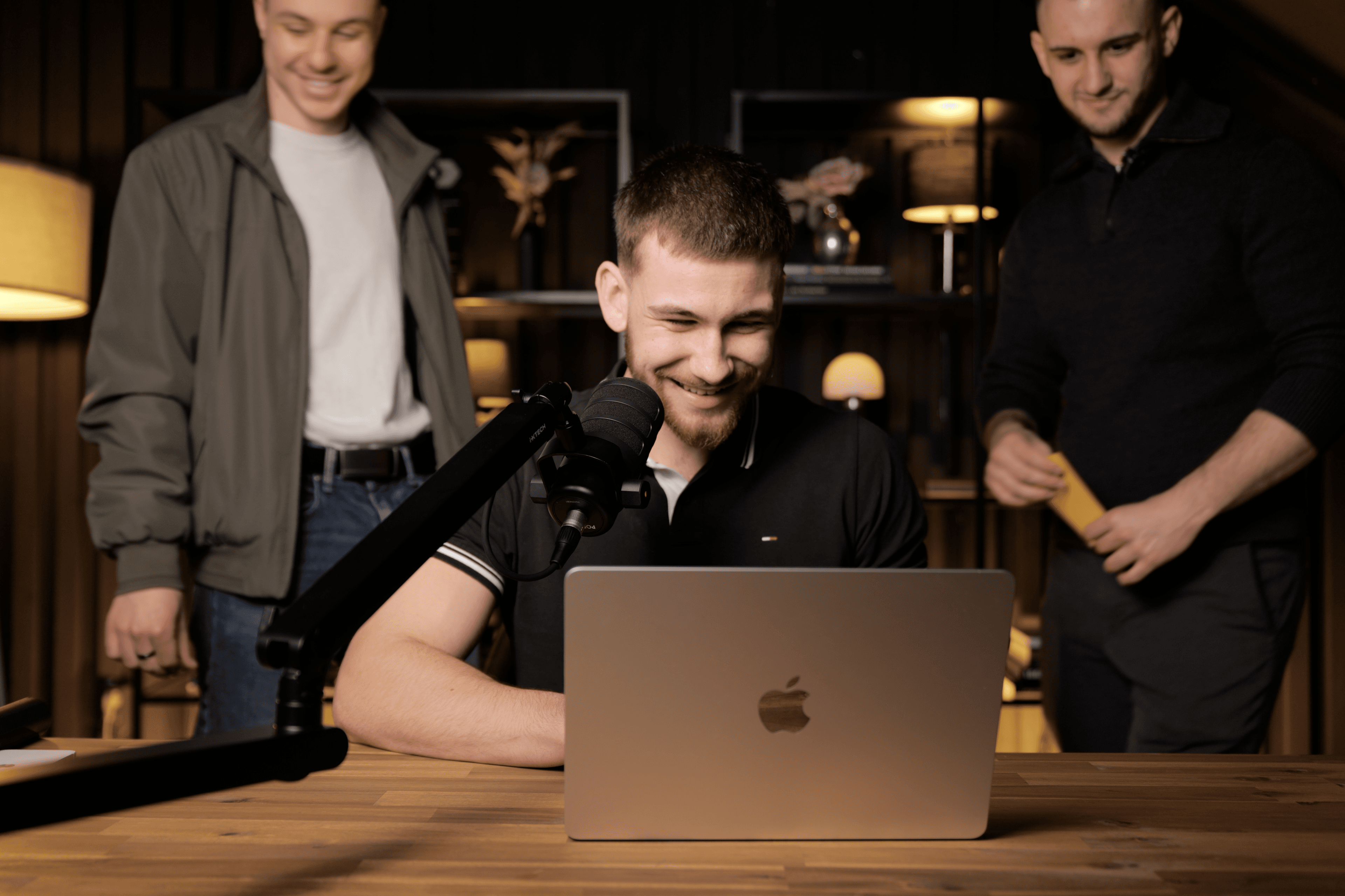 Jan Dahl — Gründer lucintia.ai im Studio bei der Content-Produktion für KI-gestützte Akquise-Automation